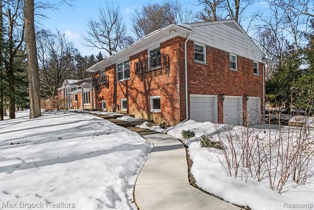 22724 King Richard Court, Beverly Hills, MI 48025