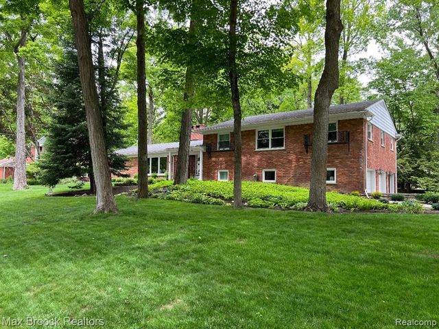 22724 King Richard Court, Beverly Hills, MI 48025