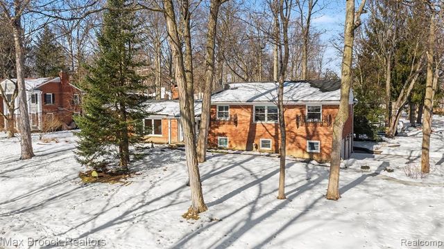 22724 King Richard Court, Beverly Hills, MI 48025