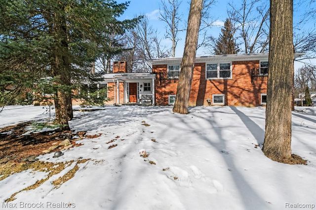 22724 King Richard Court, Beverly Hills, MI 48025