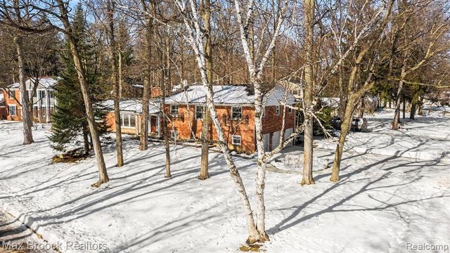 22724 King Richard Court, Beverly Hills, MI 48025