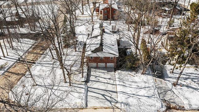 22724 King Richard Court, Beverly Hills, MI 48025