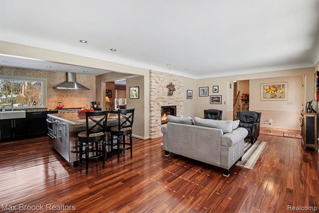 22724 King Richard Court, Beverly Hills, MI 48025