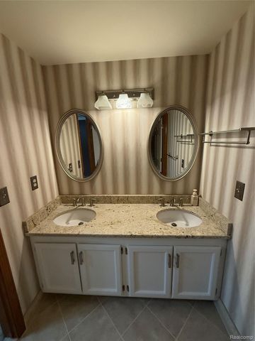 26 Parkplace Central, Allen Park, MI 48101