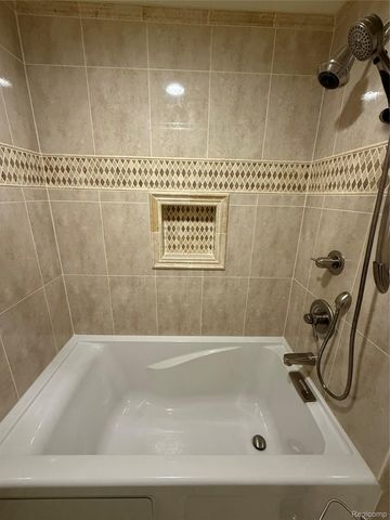 26 Parkplace Central, Allen Park, MI 48101