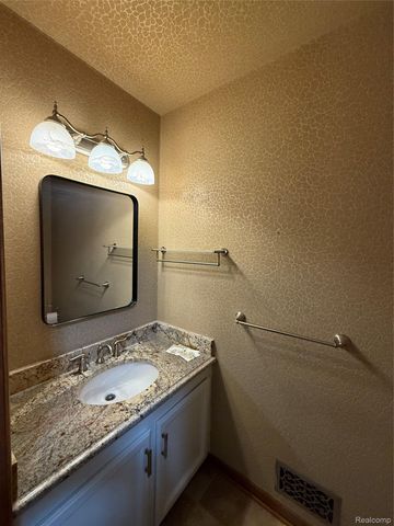 26 Parkplace Central, Allen Park, MI 48101