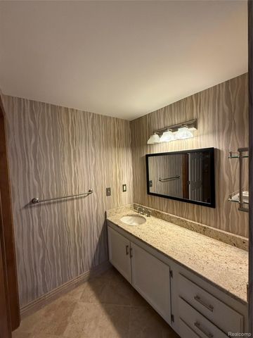 26 Parkplace Central, Allen Park, MI 48101