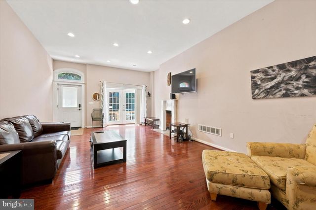 4427 SANSOM ST, Philadelphia, PA 19104
