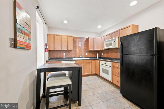 4427 SANSOM ST, Philadelphia, PA 19104