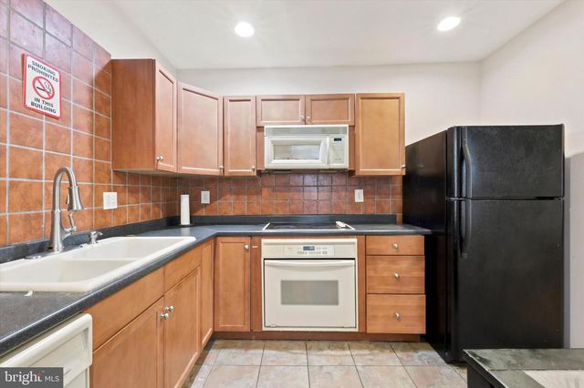 4427 SANSOM ST, Philadelphia, PA 19104
