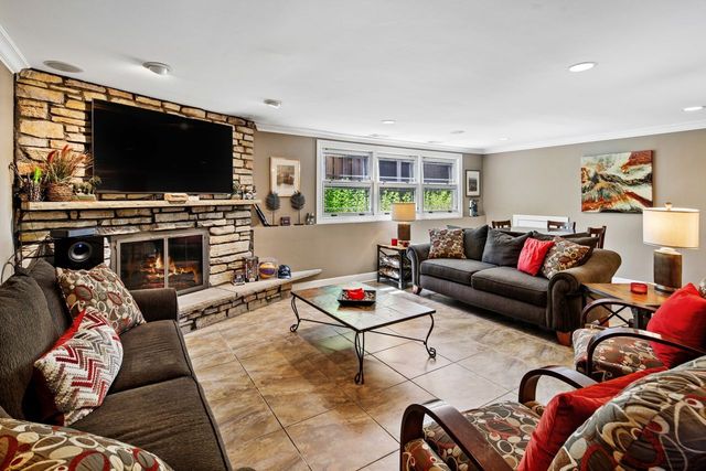 6833 N Concord Lane, Niles, IL 60714