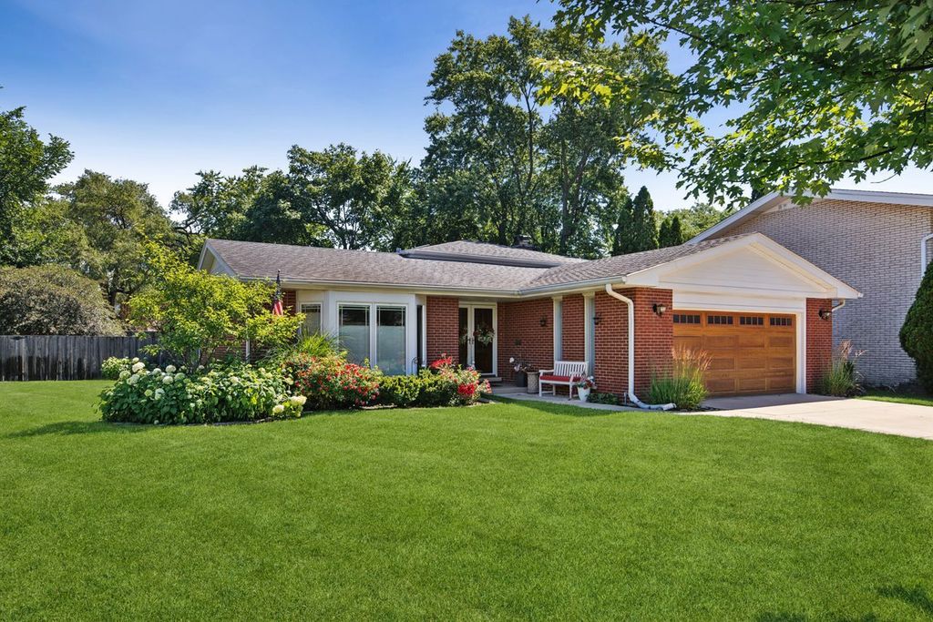 6833 N Concord Lane, Niles, IL 60714