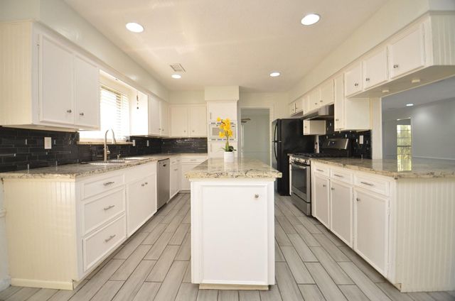 2711 Williamsburg Drive, Dickinson, TX 77539