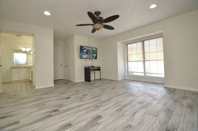 2711 Williamsburg Drive, Dickinson, TX 77539