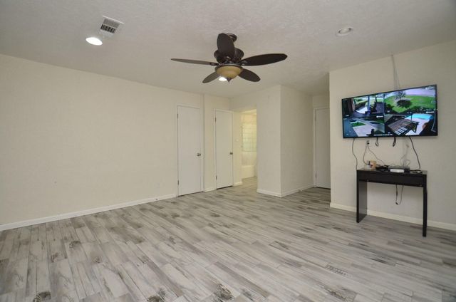 2711 Williamsburg Drive, Dickinson, TX 77539