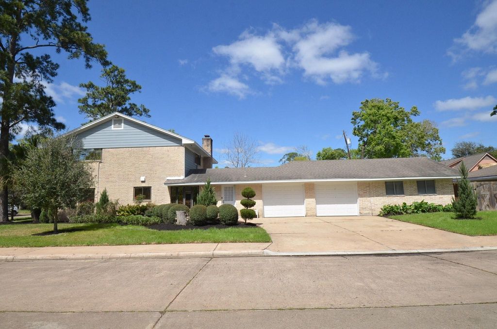 2711 Williamsburg Drive, Dickinson, TX 77539
