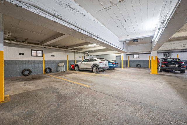 1 Town House Place 3H, Great Neck, NY 11021