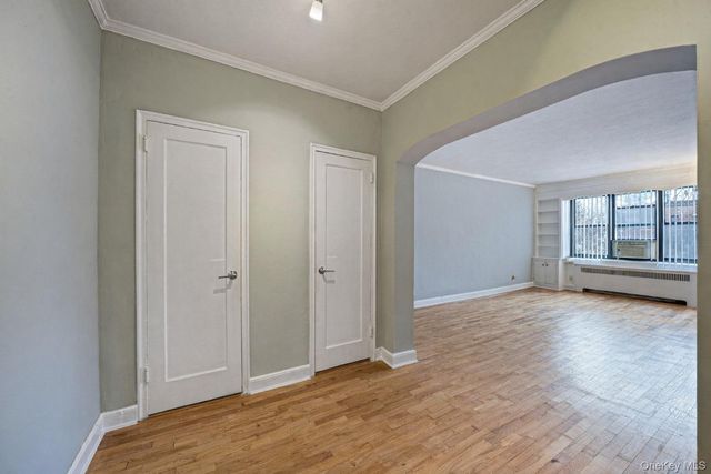 1 Town House Place 3H, Great Neck, NY 11021