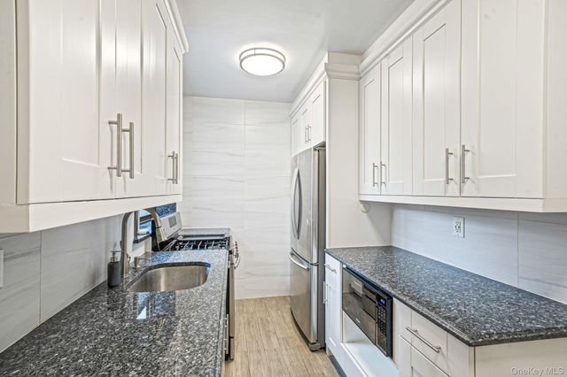 1 Town House Place 3H, Great Neck, NY 11021