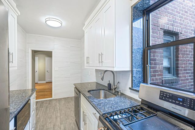 1 Town House Place 3H, Great Neck, NY 11021