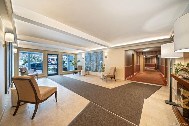 1 Town House Place 3H, Great Neck, NY 11021