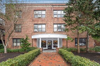 1 Town House Place 3H, Great Neck, NY 11021