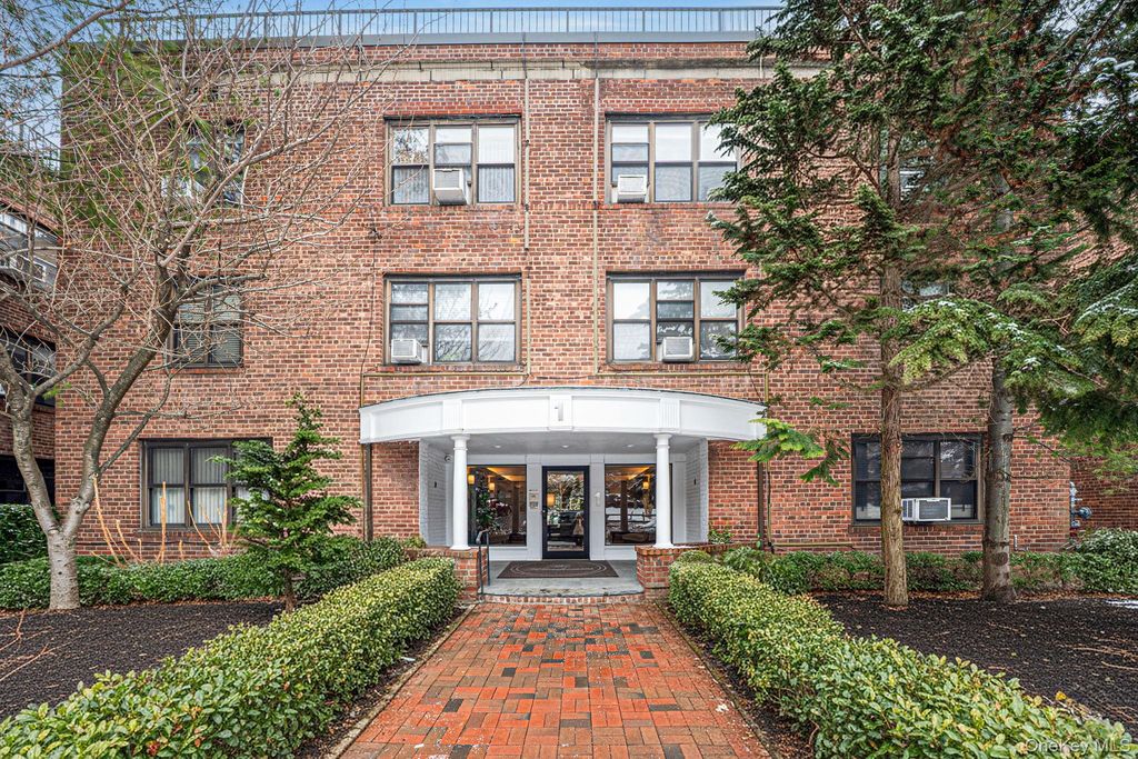 1 Town House Place 3H, Great Neck, NY 11021