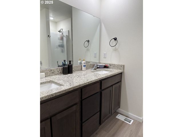 1424 W 11TH St, La Center, WA 98629