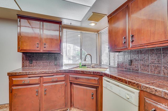2101 S Julian Avenue, Bakersfield, CA 93304