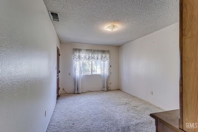 2101 S Julian Avenue, Bakersfield, CA 93304