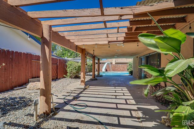 2101 S Julian Avenue, Bakersfield, CA 93304
