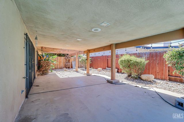 2101 S Julian Avenue, Bakersfield, CA 93304