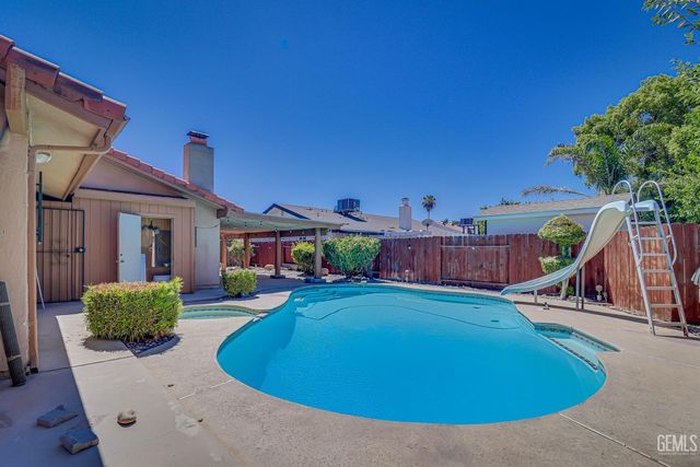 2101 S Julian Avenue, Bakersfield, CA 93304