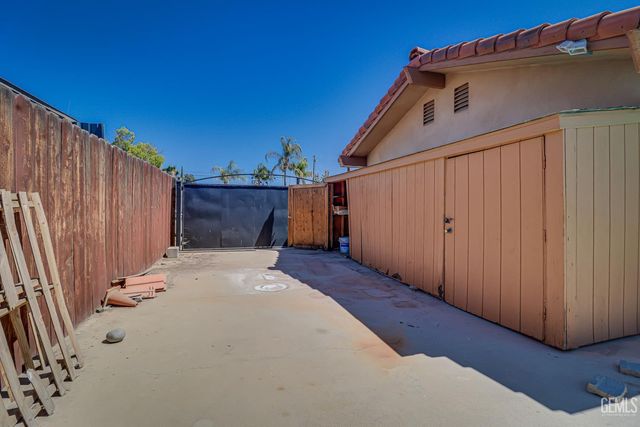 2101 S Julian Avenue, Bakersfield, CA 93304