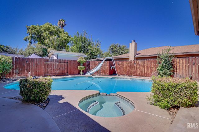 2101 S Julian Avenue, Bakersfield, CA 93304