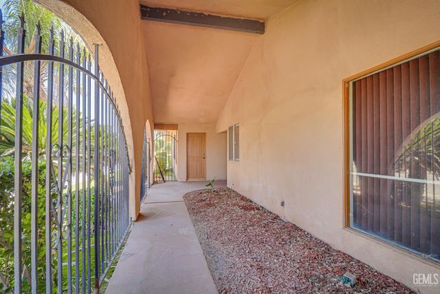 2101 S Julian Avenue, Bakersfield, CA 93304
