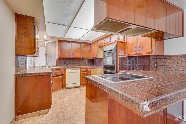 2101 S Julian Avenue, Bakersfield, CA 93304