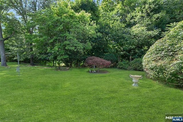 10-01 Plymouth Drive, Fair Lawn, NJ 07410