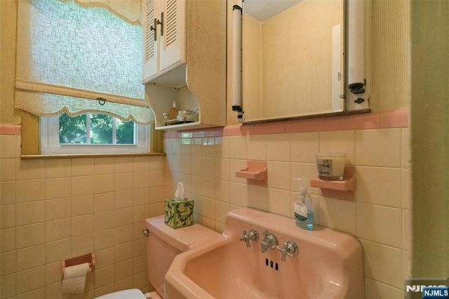10-01 Plymouth Drive, Fair Lawn, NJ 07410