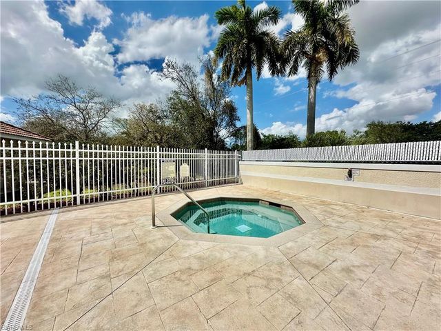 996 Hampton CIR 71, Naples, FL 34105