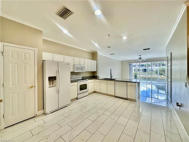 996 Hampton CIR 71, Naples, FL 34105