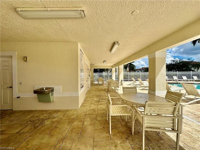 996 Hampton CIR 71, Naples, FL 34105