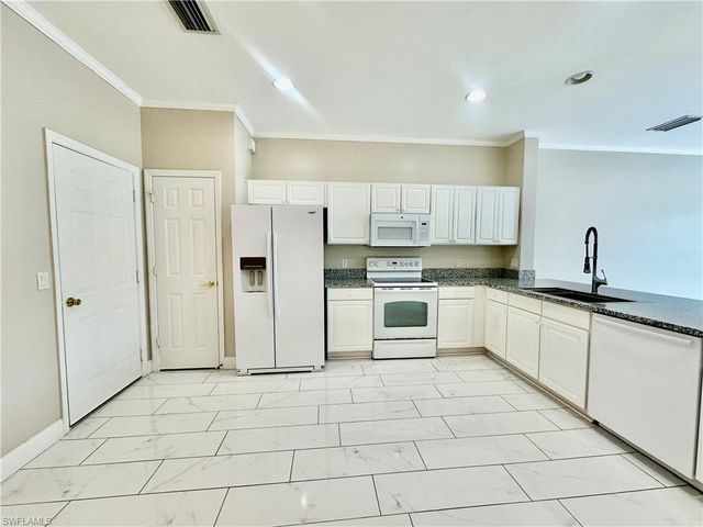 996 Hampton CIR 71, Naples, FL 34105
