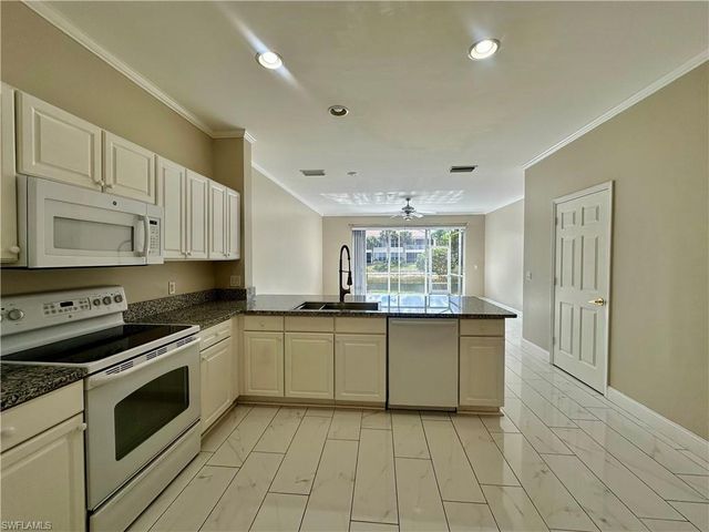 996 Hampton CIR 71, Naples, FL 34105