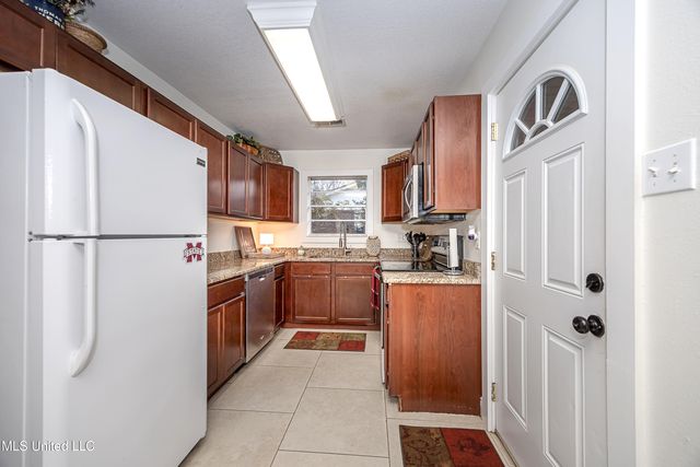 407 Holly Road, Ocean Springs, MS 39564