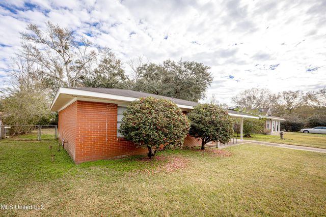 407 Holly Road, Ocean Springs, MS 39564