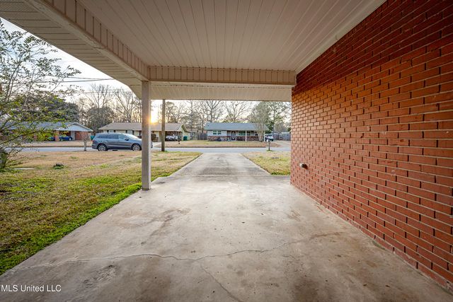 407 Holly Road, Ocean Springs, MS 39564