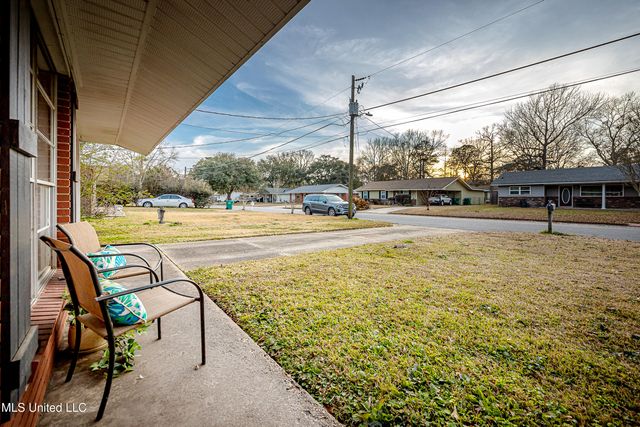407 Holly Road, Ocean Springs, MS 39564