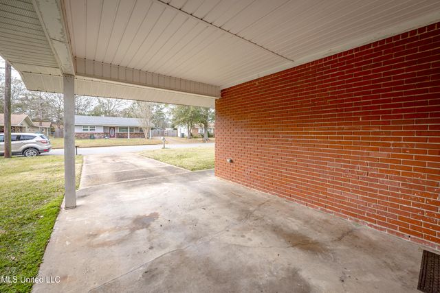 407 Holly Road, Ocean Springs, MS 39564