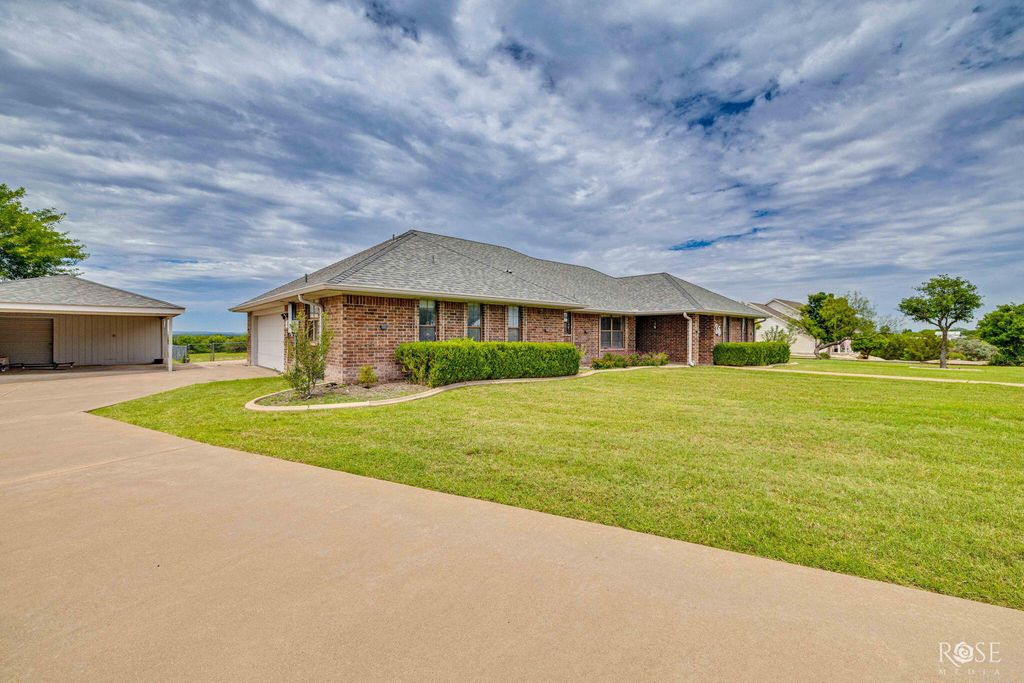 Image 3 of property listing at 36 Loch Lomond Road, San Angelo, TX 76901